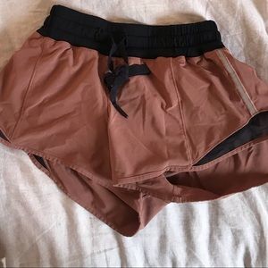 Lululemon Hotty Hot Short (Size 2) Mink/Black